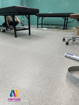 THI CÔNG SÀN VINYL CUỘN AT0203